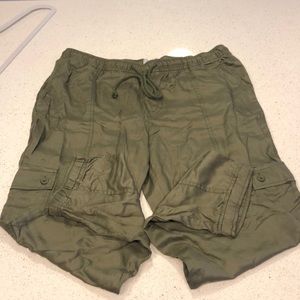 Lightweight cargo capris